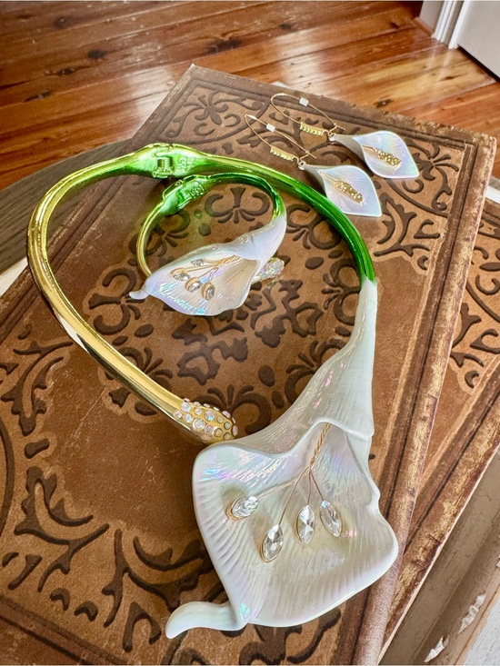 Betsey Johnson Accessories - Betsey Johnson Iridescent White and Green Calla Lily Necklace,Earring,&Bracelet
